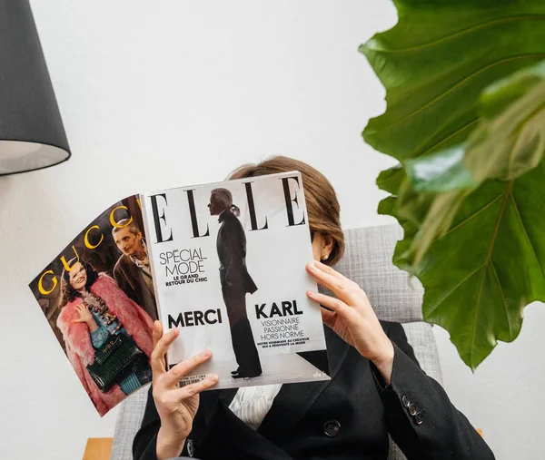 Vrouw leest newsapepr over Karl Lagerfeld dood — Stockfoto