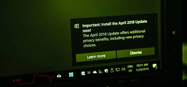 Nisan 2018 güncelleştirme Microsoft Windows ileti yeşil renk tonunu güncelleştirmek. — Stok fotoğraf