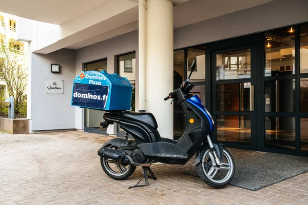 Scooter de entrega de pizza estacionado na frente do apartamento — Fotografia de Stock