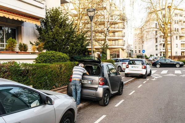 Man met witte haren laden goed in de kofferbak van slimme Mhd voertuig — Stockfoto