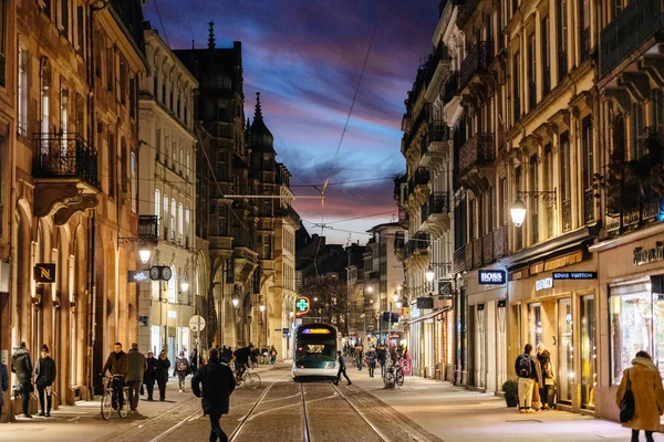 Gyönyörű megvilágított Rue de la Haute Montee utca Strasbourg — Stock Fotó