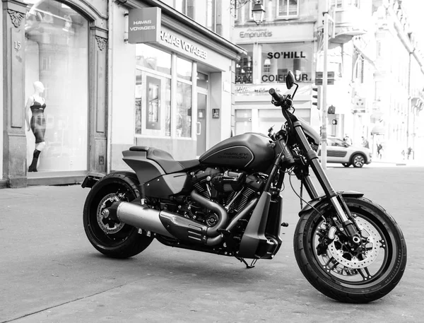 Gloednieuwe Harley Davidson fiets met screamin eagle harley uitlaat — Stockfoto