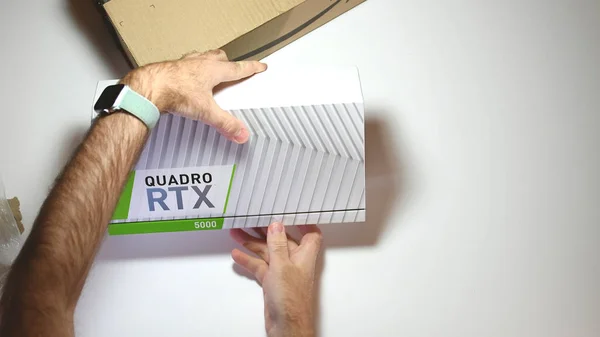 Di atas tampilan unboxing dari Nvidia Quadro RTX 5000 GPU — Stok Foto