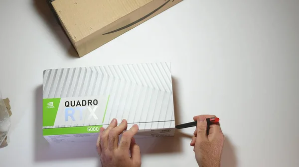 Vista superior unboxing de Nvidia Quadro RTX 5000 cortador de GPU — Foto de Stock