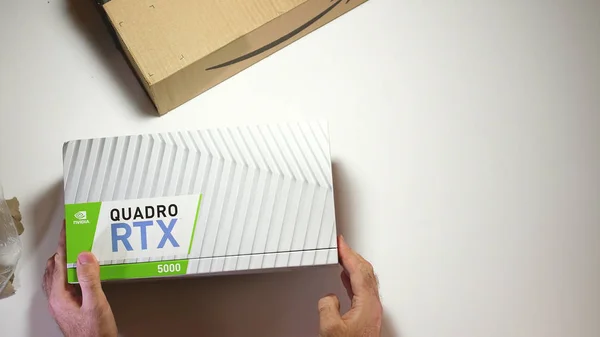 Di atas tampilan unboxing dari Nvidia Quadro RTX 5000 GPU — Stok Foto