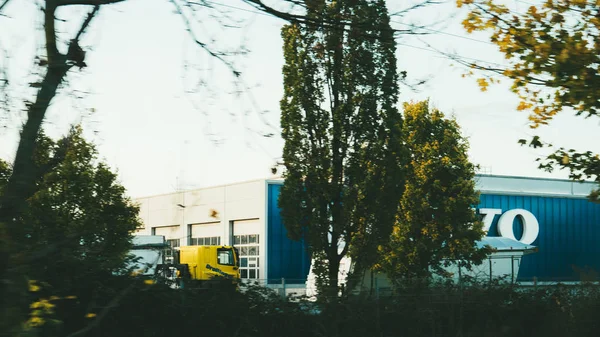 ボルボのロゴ - ドイツの工場に高速道路からの眺め — ストック写真
