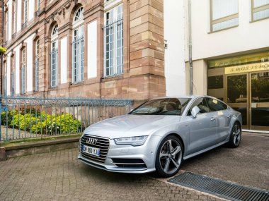 Şehirde lüks Audi A8 gümüş araba park