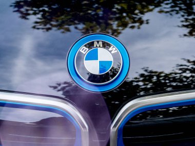 BMW elektrikli otomobil logo başlık modern bir aracın üzerinde
