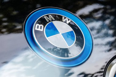 BMW elektrikli otomobil logo başlık modern bir aracın üzerinde