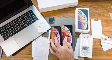 Adam unboxing en son iphone Xs ve Max görüntü