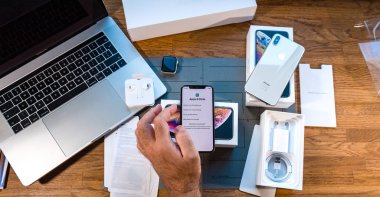 Adam unboxing en son iphone Xs ve Apple Watch serisi 4