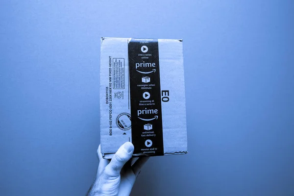Amazon Prime karton kutu parsel gösterilen adam — Stok fotoğraf