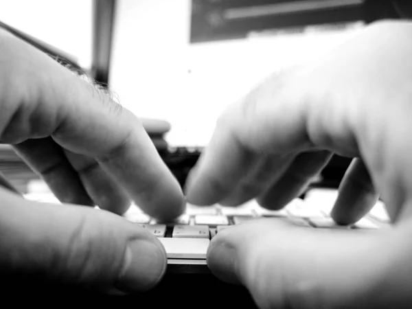 Δακτυλογραφήσεις γρήγορα στο γραμματέα αρσενικό χέρια υπολογιστή — Φωτογραφία Αρχείου
