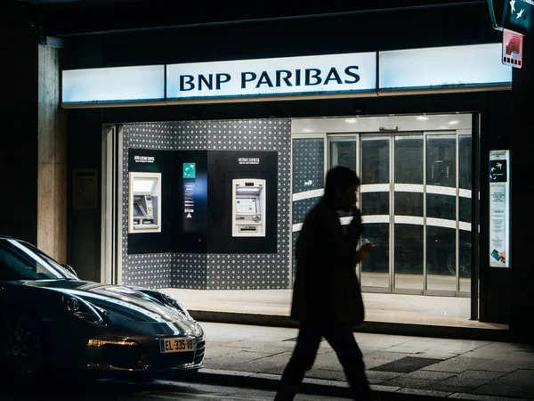 BNP Paribas bank z Porsche car parking z przodu — Zdjęcie stockowe