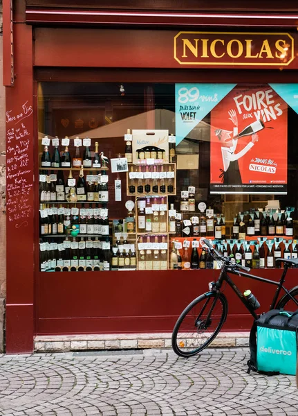 Deliveroo cykel levererar mat i modern stad — Stockfoto