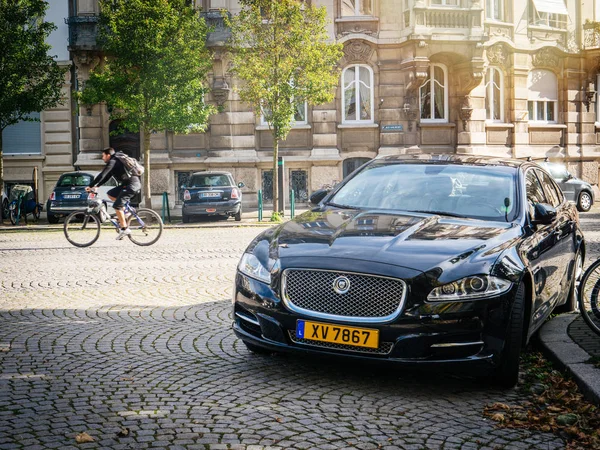 Jaguar luxury black car Golbery apartment building background — Stock Photo, Image