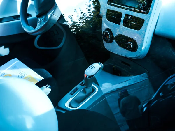 Wnętrze nowoczesne Renault Ze samochód elektryczny miasta — Zdjęcie stockowe