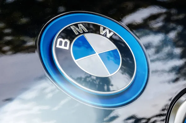 Logotipo de carro elétrico BMW no capô de um veículo moderno — Fotografia de Stock