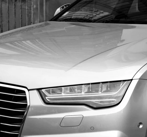 Luxe Audi A8 zilveren auto geparkeerd in de stad auto koplamp detail — Stockfoto