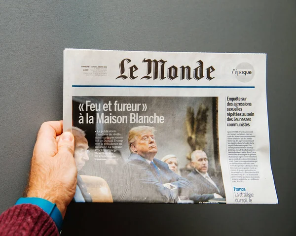 Человек, держащий газету Le Monde с Дональдом Трампом — стоковое фото