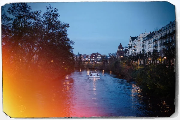 在斯特拉斯堡的河流在黄昏的旅游船 — 图库照片