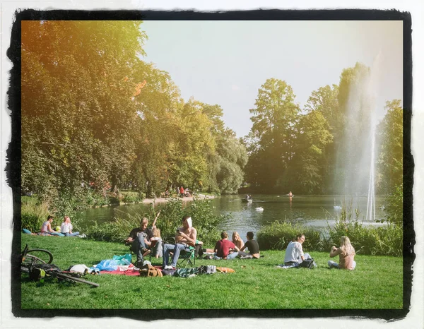 Парком Оранжері в Страсбурзі з люди біля озера — стокове фото