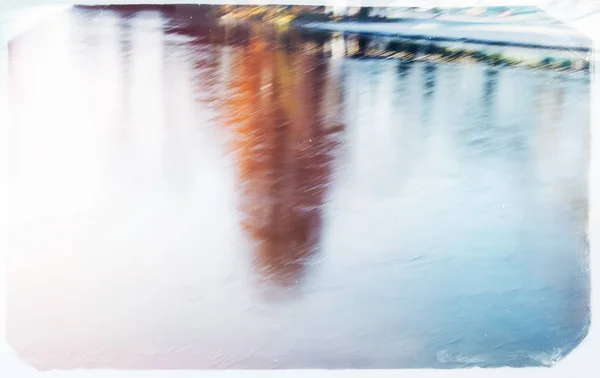 Reflexão invertida de uma árvore no lago congelado — Fotografia de Stock