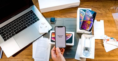 Adam unboxing en son iphone Xs ve Apple Watch serisi 4
