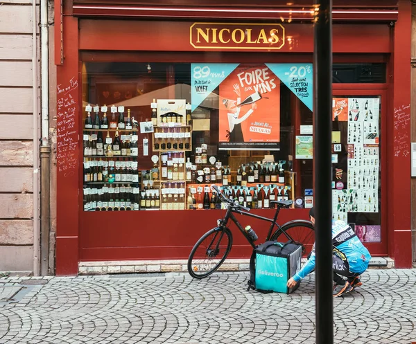 Deliveroo kurýrní dodávky jídla v moderním městě — Stock fotografie