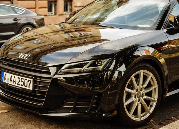 Audi TT carro de corrida desportiva estacionado em uma rua em Estrasburgo — Fotografia de Stock