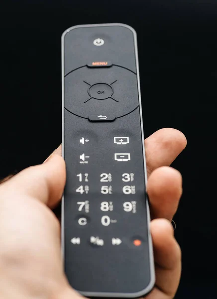 Man handen håller TV-fjärrkontroll — Stockfoto