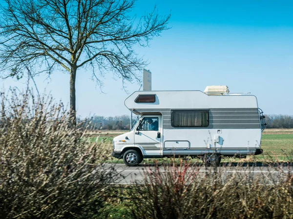 Vista lateral da caravana de campista RV vintage dirigindo em direção ao destino de férias — Fotografia de Stock