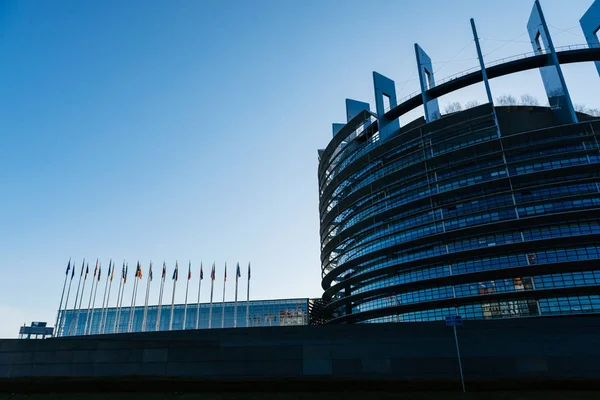 Vue latérale du bâtiment du Parlement européen à Strasbourg avec drapeaux — Photo