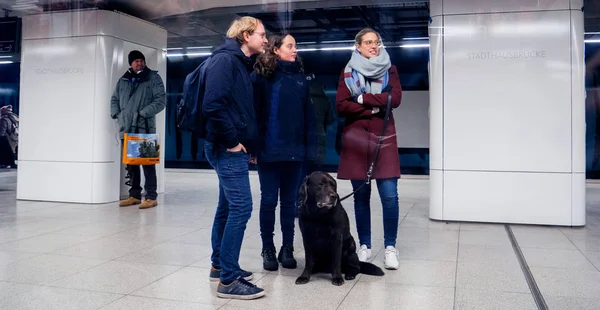Tři přátelé s pes, který čeká v metru Hamburg — Stock fotografie