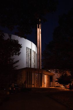 Strazburg kilise Saint Bernard kilisede alacakaranlıkta 
