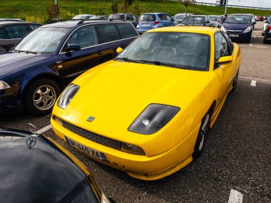 Fiat yükseltilmiş görünümü spor lüks sarı boyalı
