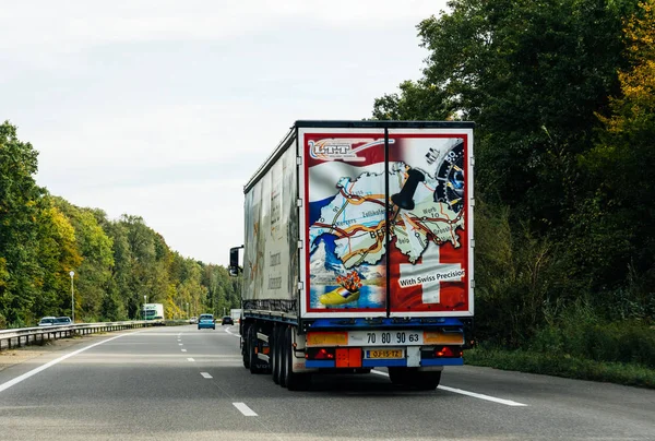 Vista posteriore della consegna del carico del camion dalla società LTT — Foto Stock