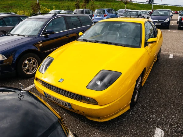 Podwyższone widok sport luxury żółty malowane Fiat — Zdjęcie stockowe
