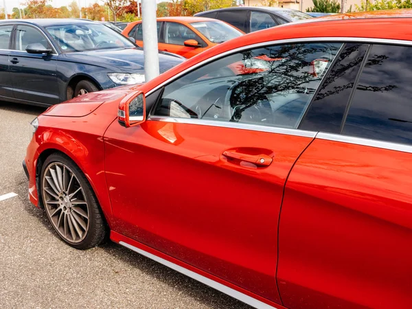 Vue du côté gauche du conducteur du luxueux Mercedes-Benz AMG rouge — Photo