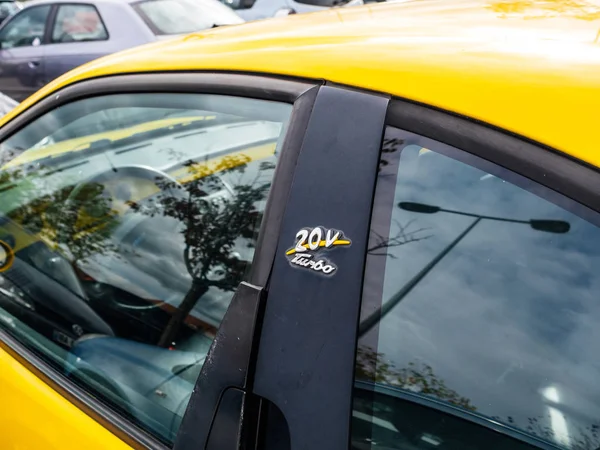 Fiat Coupe 20v Turbo peinte en jaune — Photo