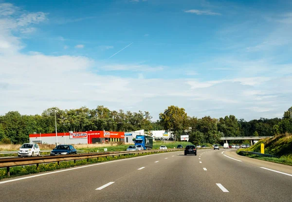 Drivrutinen Pov på flera bilar på fransk motorväg A4 — Stockfoto