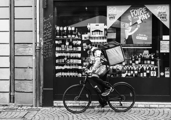 Deliveroo courier entrega de comida en la ciudad moderna — Foto de Stock