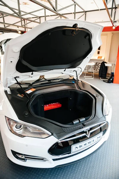 Tesla Modelo S coche eléctrico en sala de exposición —  Fotos de Stock