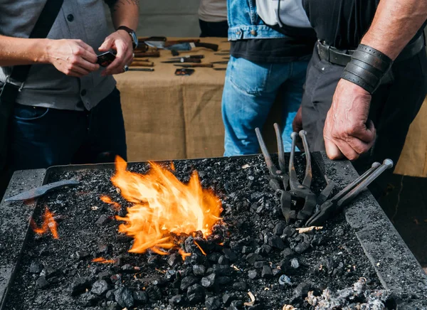 Céntrate en el fuego ardiente y las llamas en el lugar de trabajo del herrero —  Fotos de Stock