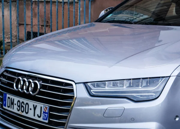 Luksusowe Audi A8 srebrny samochód zaparkowany w mieście — Zdjęcie stockowe