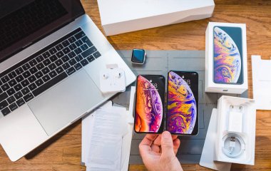Adam unboxing en son iphone Xs küçük ve Max sürümleri