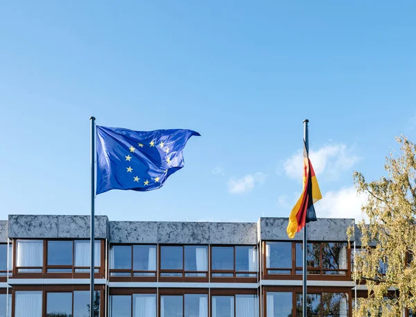 Голубой флаг Европейского союза и германские флаги перед Федеральным конституционным судом — стоковое фото