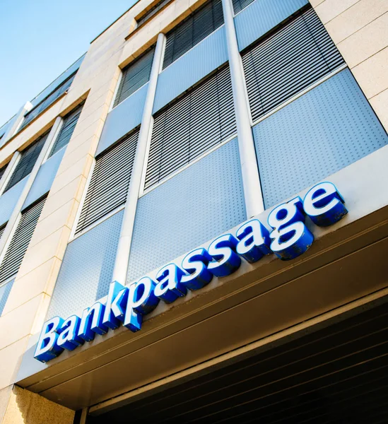 Bankpassage σημάδι στη τράπεζα κτιρίων Γερμανία — Φωτογραφία Αρχείου