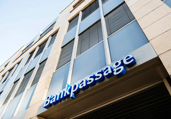 Sign Bankpassage na budovu banky — Stock fotografie