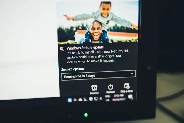 Notifica per Windows Aggiornamento funzionalità Microsoft Windows — Foto Stock